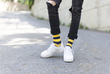 Load image into Gallery viewer, Men&#39;s Blue Canary Stripe Socks